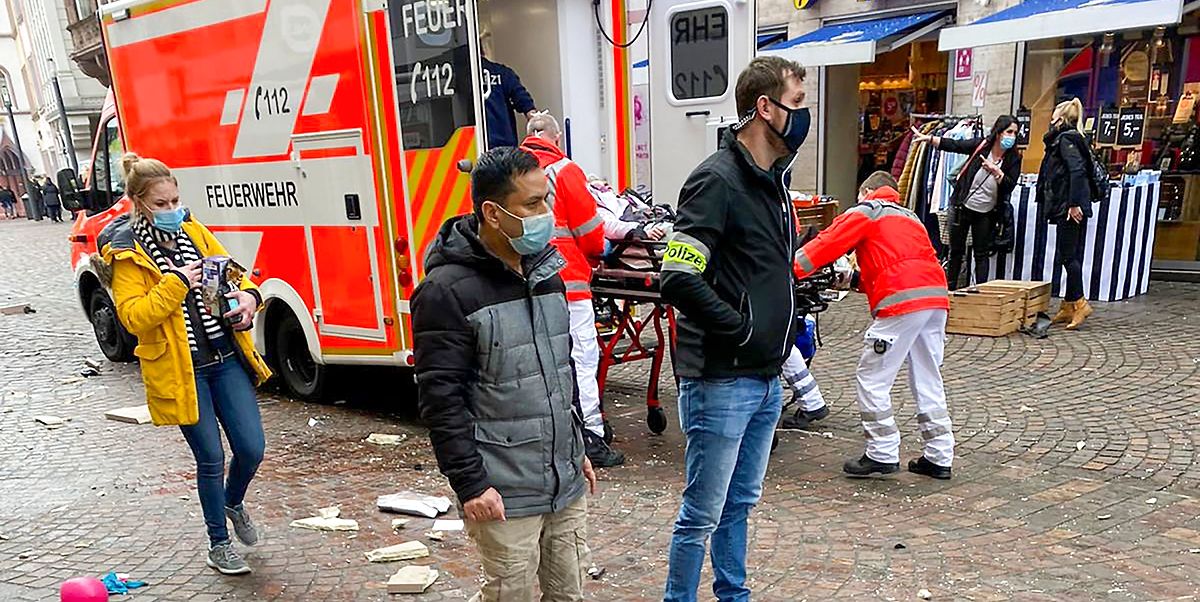 Mand kører direkte ind i menneskemængde på gågade: Flere døde