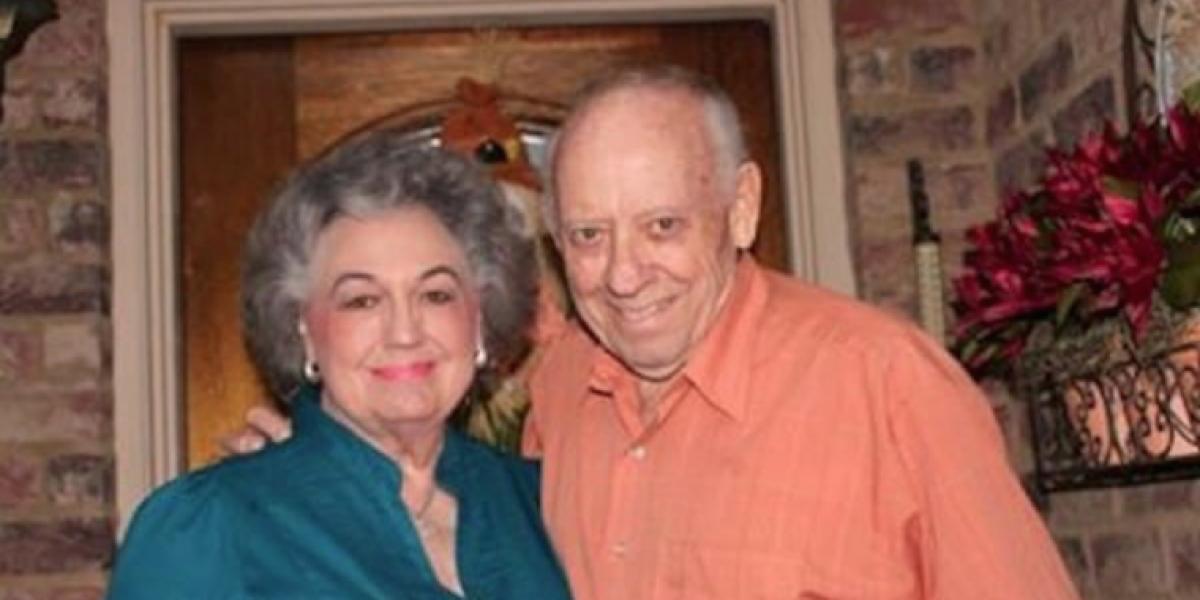 Søn opdager faderens lille hemmelighed, da han besøger moderens grav