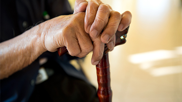 Mand deler rørende “sidste” fødselsdagshilsen fra 98-årig bedstemor