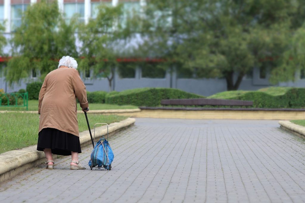 85-årig dansk kvinde fik gaver og blev kysset: Da hun kom hjem, ringede hun straks til politiet