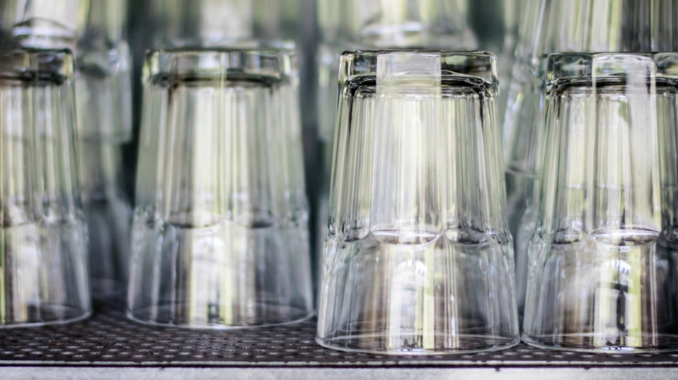 Derfor skal du ikke vende dine glas på hovedet i skabet