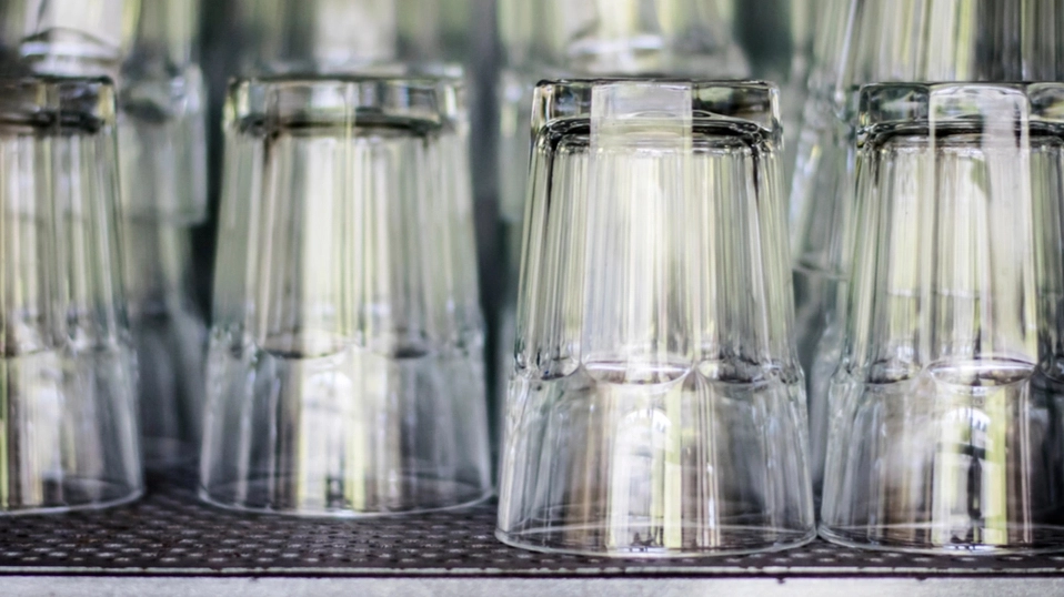 Derfor skal du ikke vende dine glas på hovedet i skabet