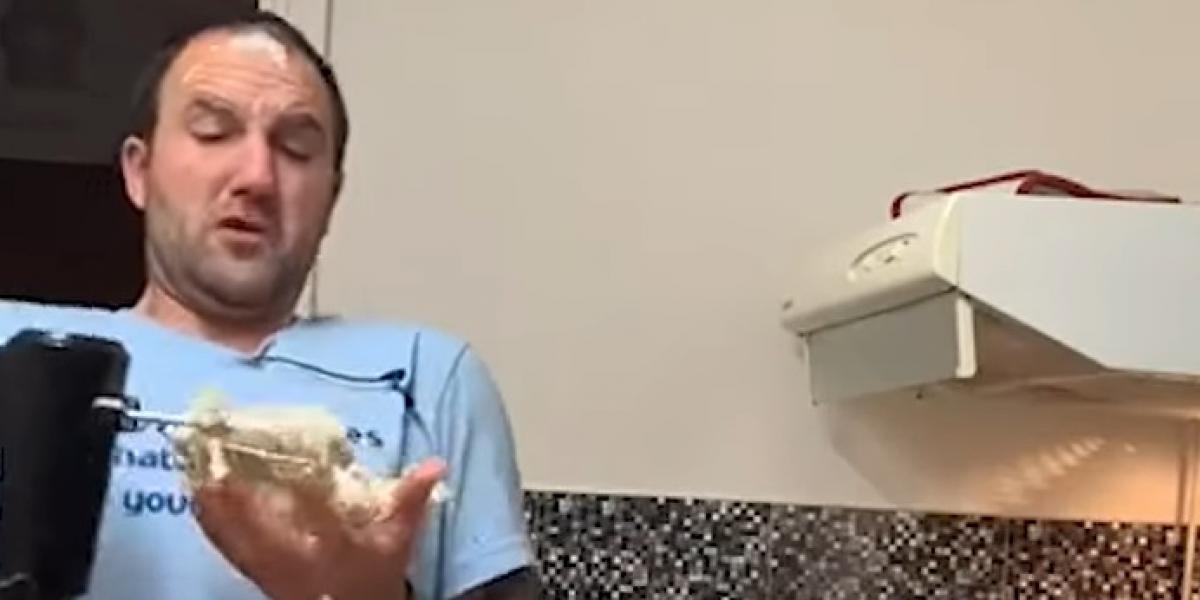 Glen med tourettes filmer sig selv lave mad: Du kommer til at græde af grin