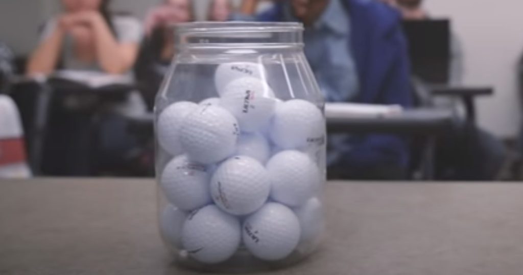 Lærer fyldte syltetøjsglas med golfbolde: Grunden giver eleverne påmindelse, som de aldrig glemmer