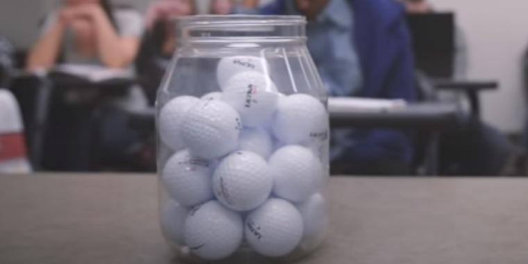 Lærer fyldte syltetøjsglas med golfbolde: Grunden giver eleverne påmindelse, som de aldrig glemmer