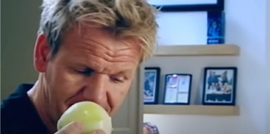 Gordon Ramsay afslører det geniale køkkentrick: Sådan hakker du løg, uden at græde