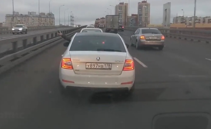 Smider granat ind under bil på motorvejen