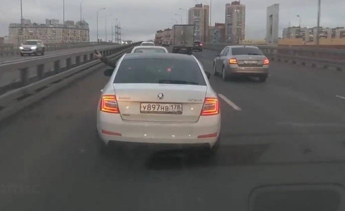 Smider granat ind under bil på motorvejen