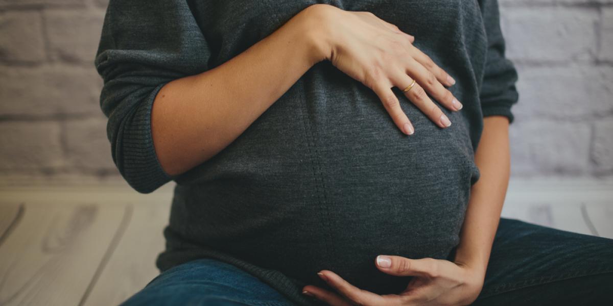 ‘Jeg er gravid med tvillinger, og min ekskærestes kæreste mener, jeg skal give dem til hende’