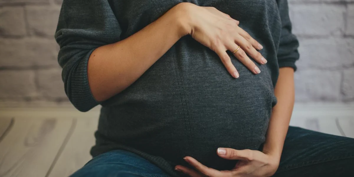 ‘Jeg er gravid med tvillinger, og min ekskærestes kæreste mener, jeg skal give dem til hende’