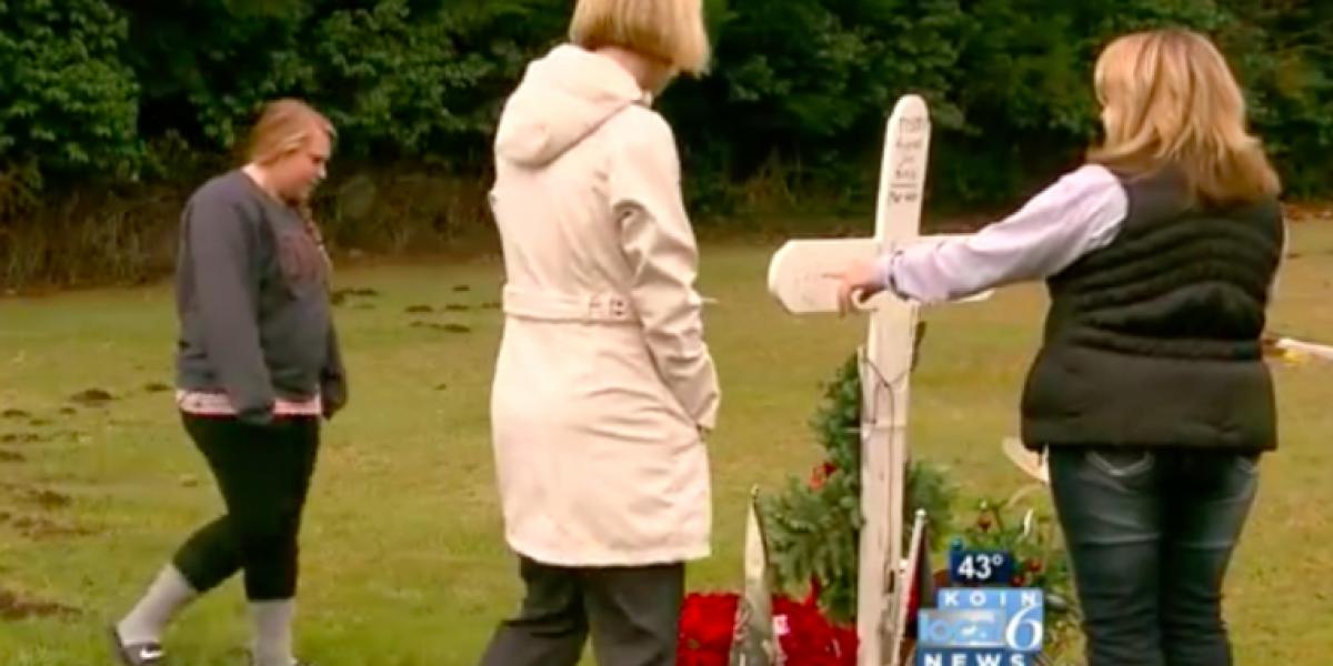 Familien besøger sønnens grav, da en mystisk kvinde kommer listende ind på dem