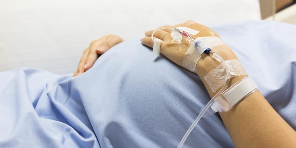 Fødende kvinde smed sin mand ud af fødestuen da han sagde disse ord