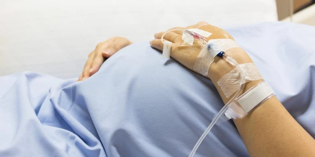 Fødende kvinde smed sin mand ud af fødestuen da han sagde disse ord