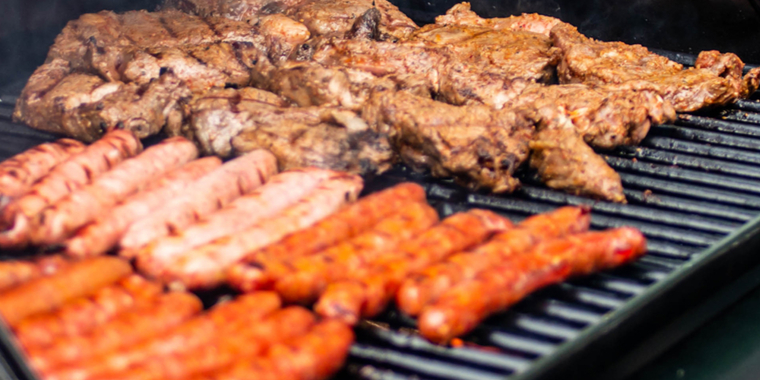Fire simple råd: Sådan undgår du dårlig mave af grillmad