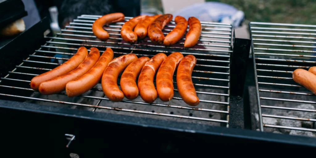 Kendt kok chokerer: Derfor skal du ikke grille dine pølser