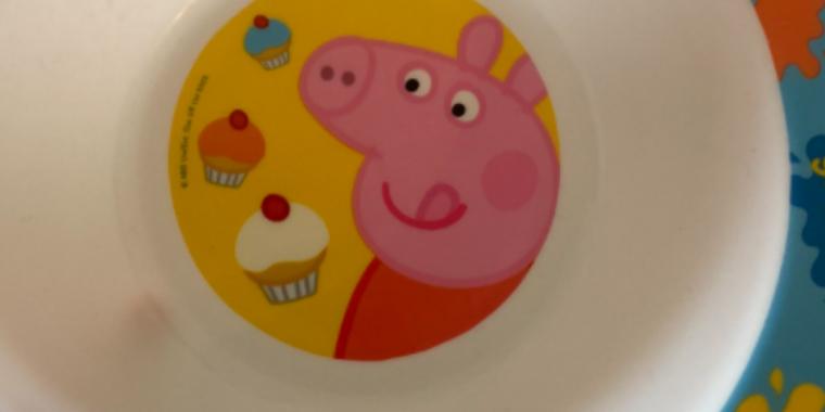 Mor købte Gurli Gris-skål til datter: Fik en ‘fræk’ overraskelse