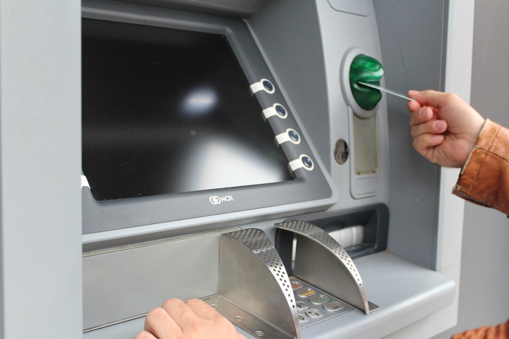 Simona besøgte hæveautomat inden shoppetur: 30 minutter senere var hendes dankort tømt for penge