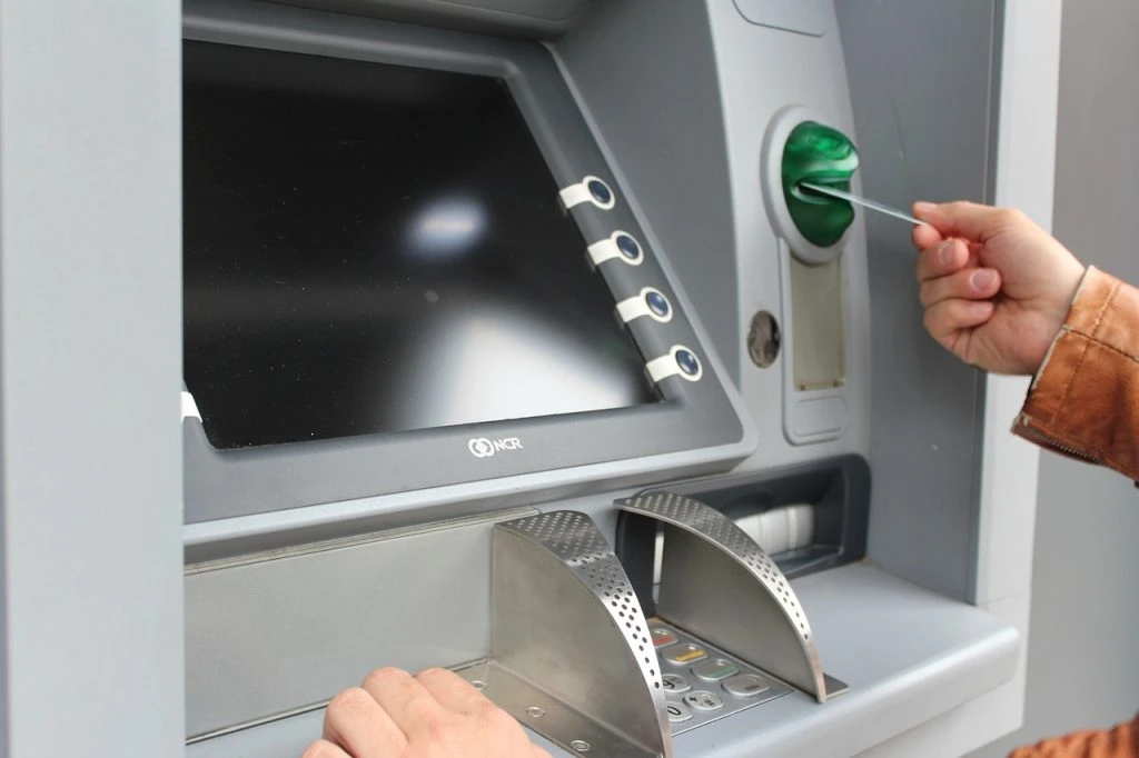 Simona besøgte hæveautomat inden shoppetur: 30 minutter senere var hendes dankort tømt for penge