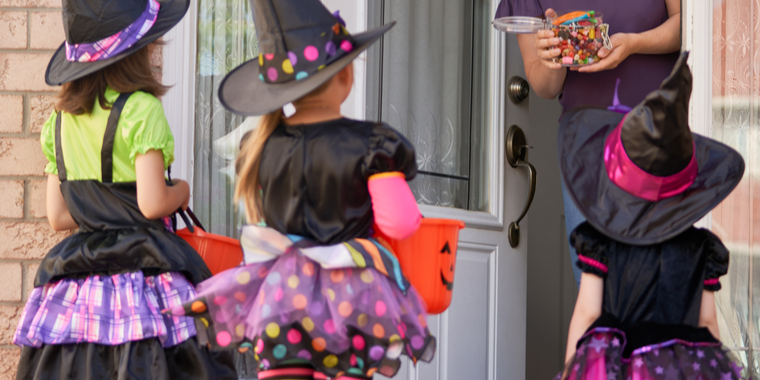 Mor trodser myndighedernes anbefaling: Vil afholde halloween alligevel