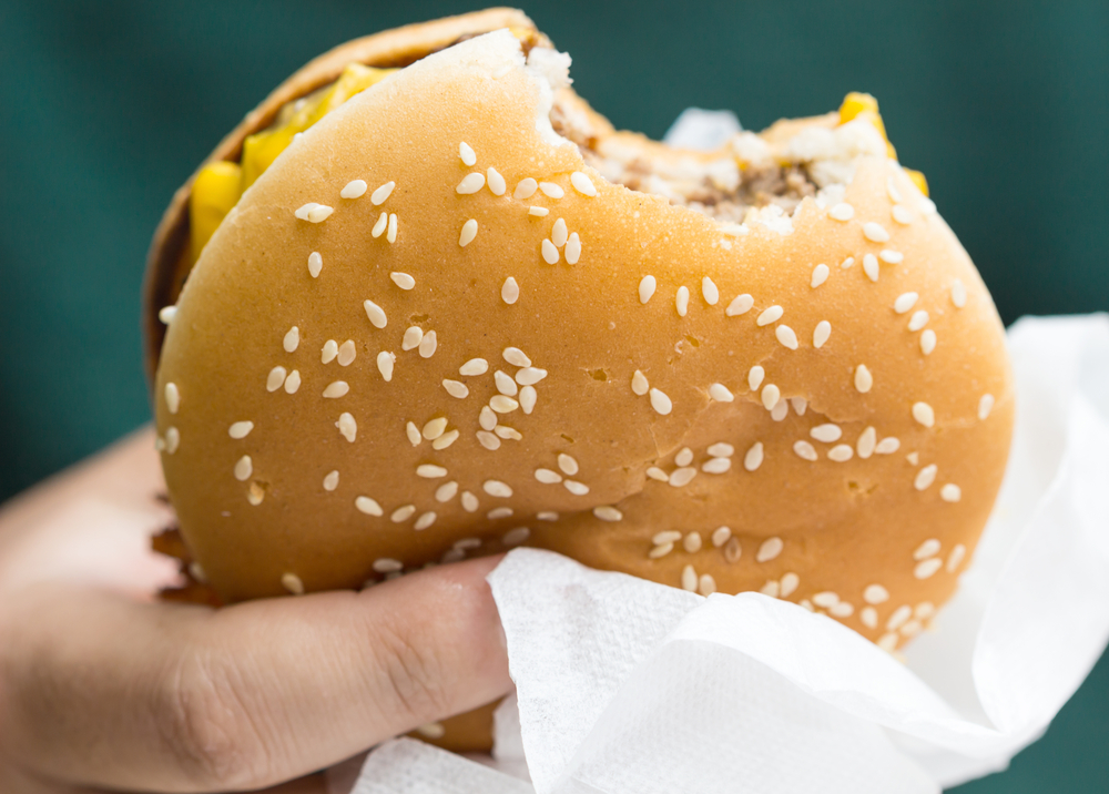 12-årig dreng med madfobi kunne kun spise burger, pommes frites og donuts: Det kostede ham synet