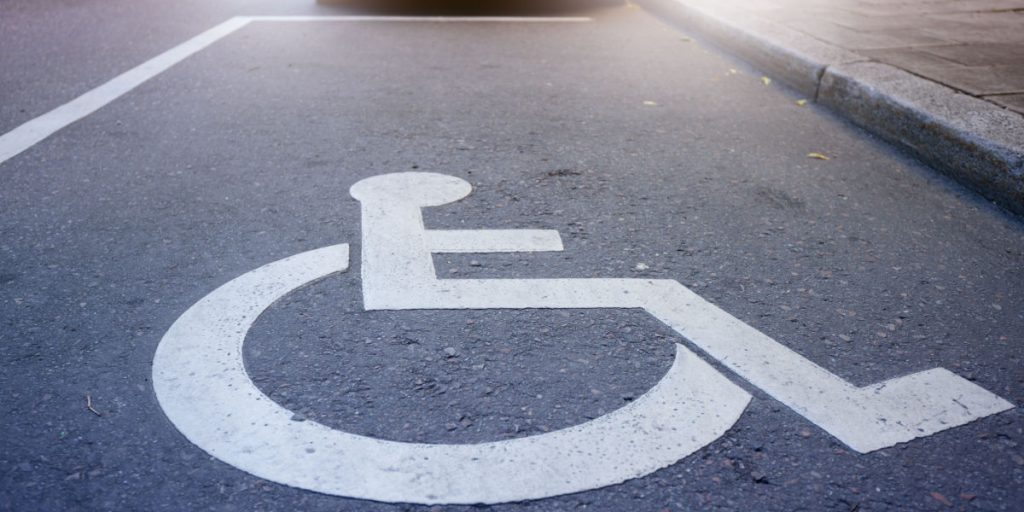 Kvinde parkerer på en handicapparkering: Da hun kommer tilbage, finder hun en nedgørende seddel i ruden