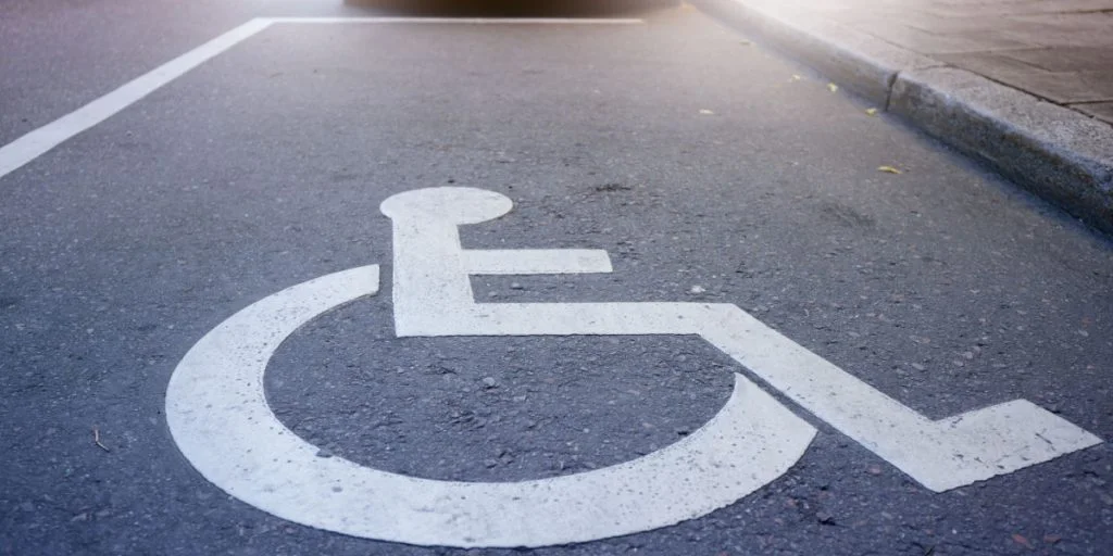 Kvinde parkerer på en handicapparkering: Da hun kommer tilbage, finder hun en nedgørende seddel i ruden