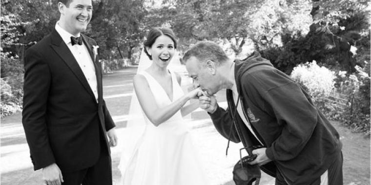 Tom Hanks løb tilfældigt ind i bryllupsfest – så gav han brudeparret et vildt tilbud