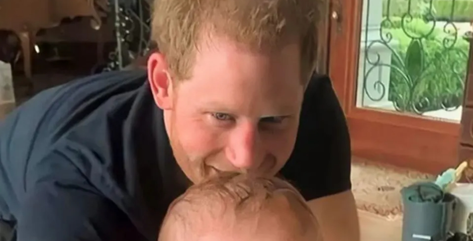 Hidtil usete billeder afslører: Lille Archie er sin far prins Harrys dobbeltgænger