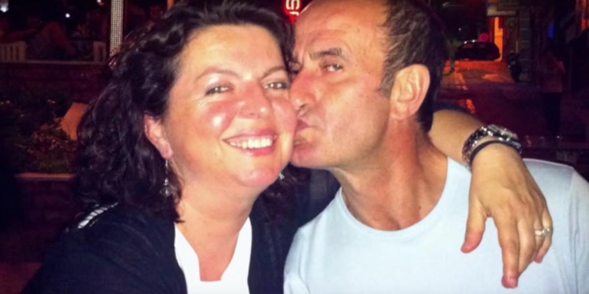 Hendes mand dør pludseligt – 2 år senere afslører døtrene en stor hemmelighed