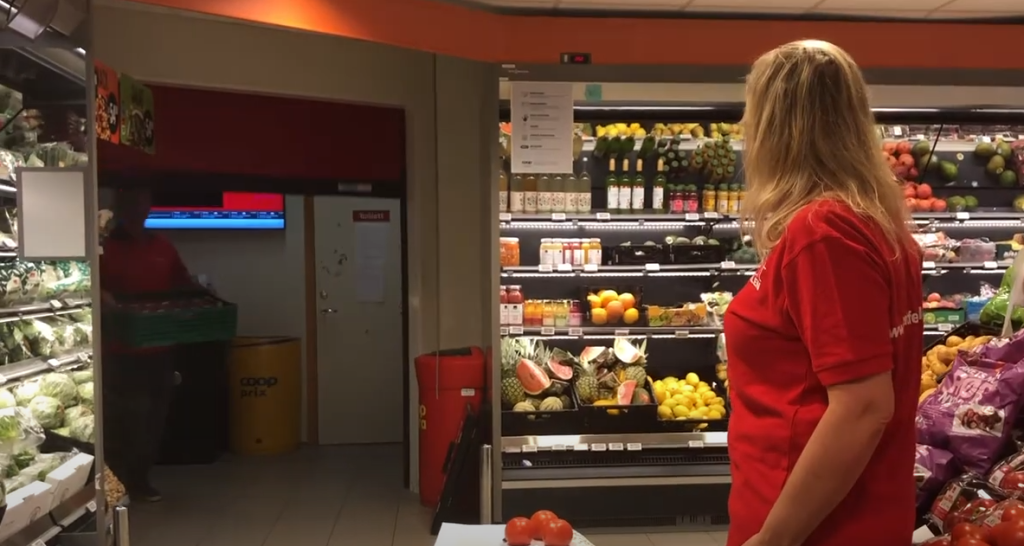Kristine havde aftenvagt i Coop-butik: Da telefonen ringer, kan hun ikke lade være med at smile