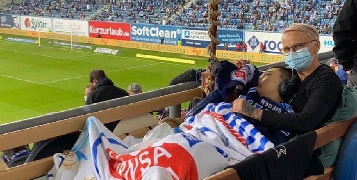 Flyttede hospitalsseng til fodboldstadion: Årsagen vil røre dig