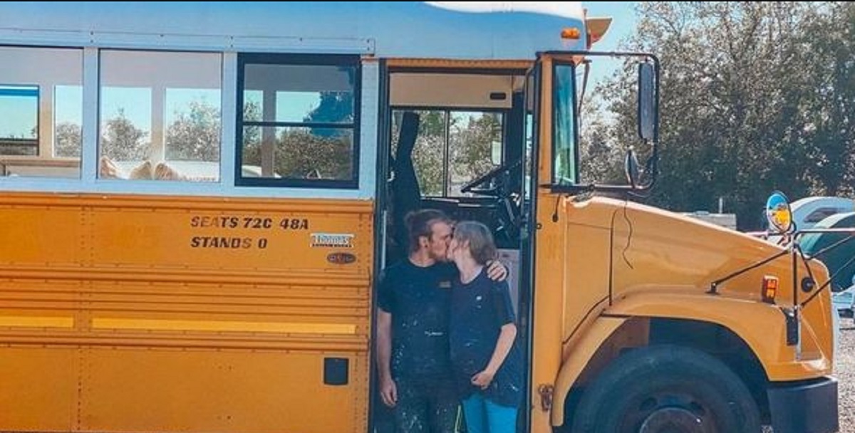 Parret købte en gammel slidt skolebus – bare vent til du ser den indeni