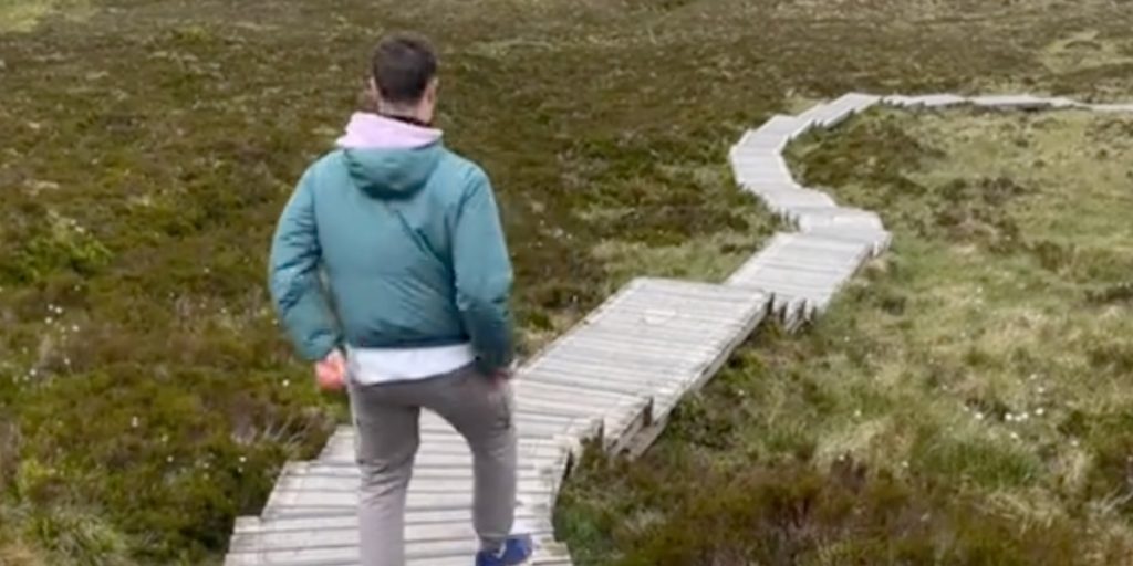 Mand vendte tilbage til bilen uden nøgler efter lang vandretur: Hans egen video afslører, hvad der skete
