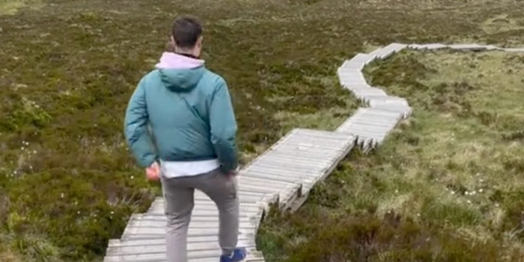 Mand vendte tilbage til bilen uden nøgler efter lang vandretur: Hans egen video afslører, hvad der skete