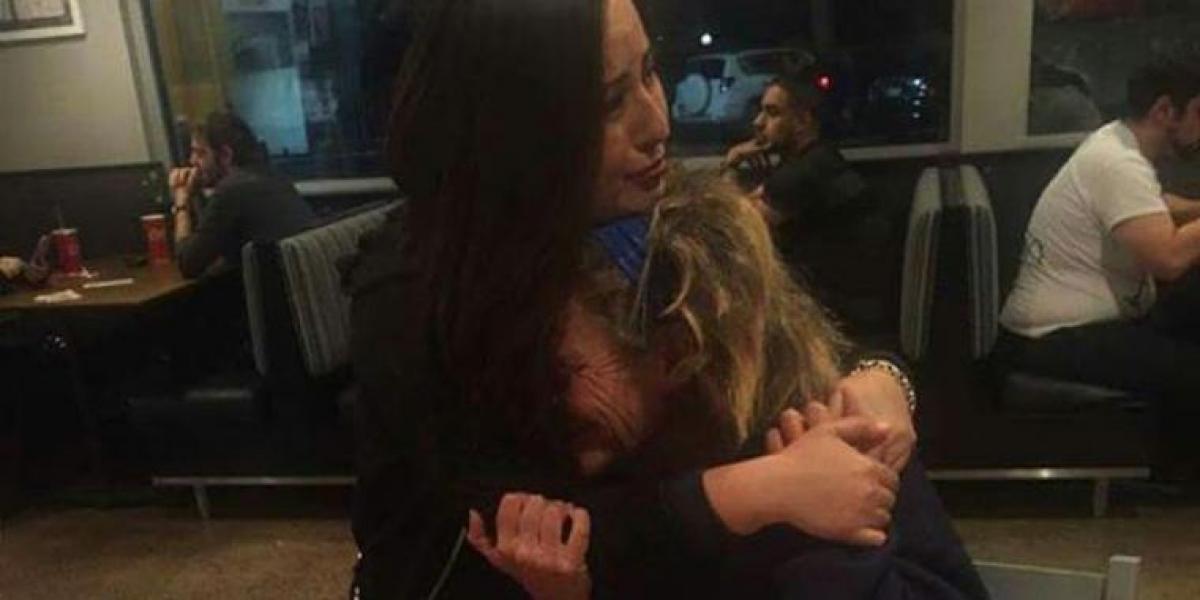 Han opdagede en hjemløs kvinde gøre dette ved hans kæreste – nu går billedet viralt