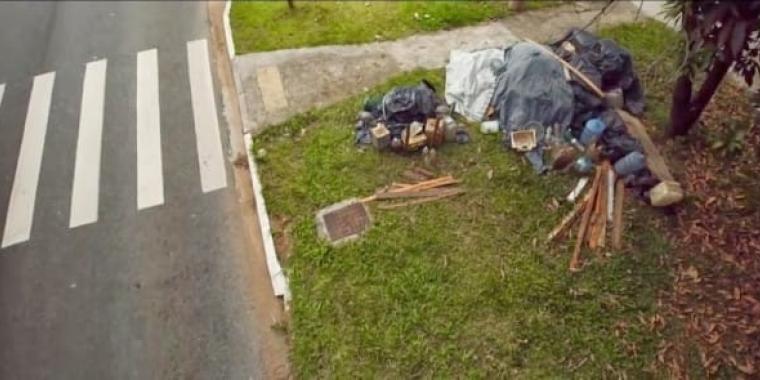 Hun gik forbi den hjemløse mand hver dag – men en dag gav han hende en seddel, der ændrede alt