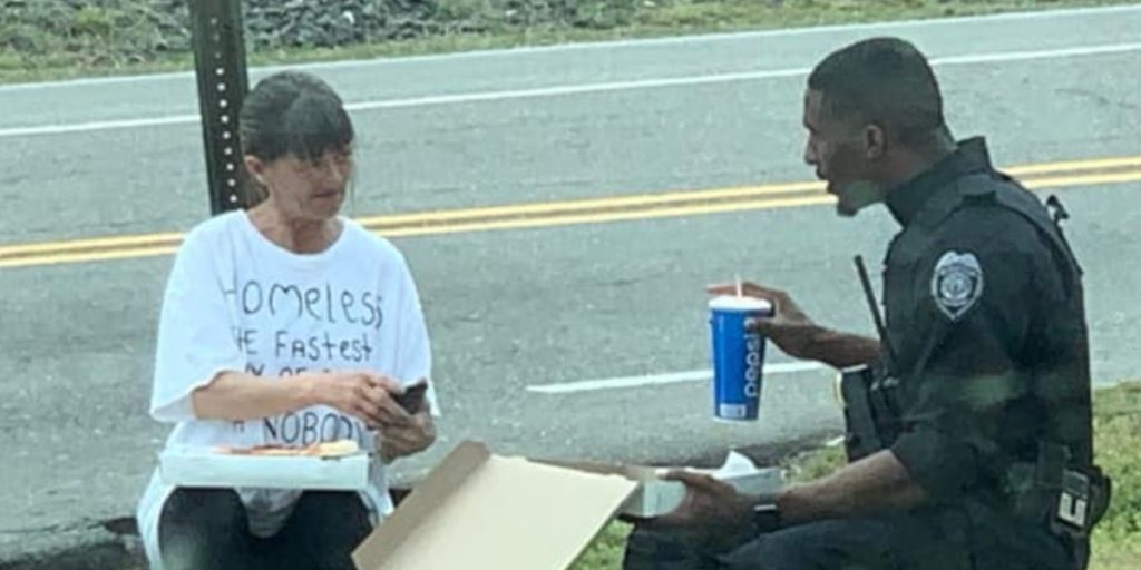 Politibetjent kørte forbi hjemløs kvinde: Da han så hendes t-shirt, vendte han straks om