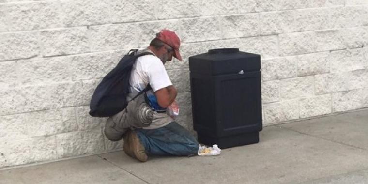 Skoleinspektør ser hjemløs mand rode i skraldespand: Nu spredes historien over hele kloden