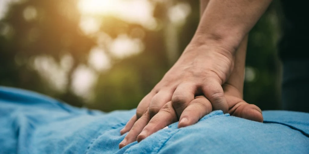 Hjertestop: Sådan giver du korrekt hjertemassage