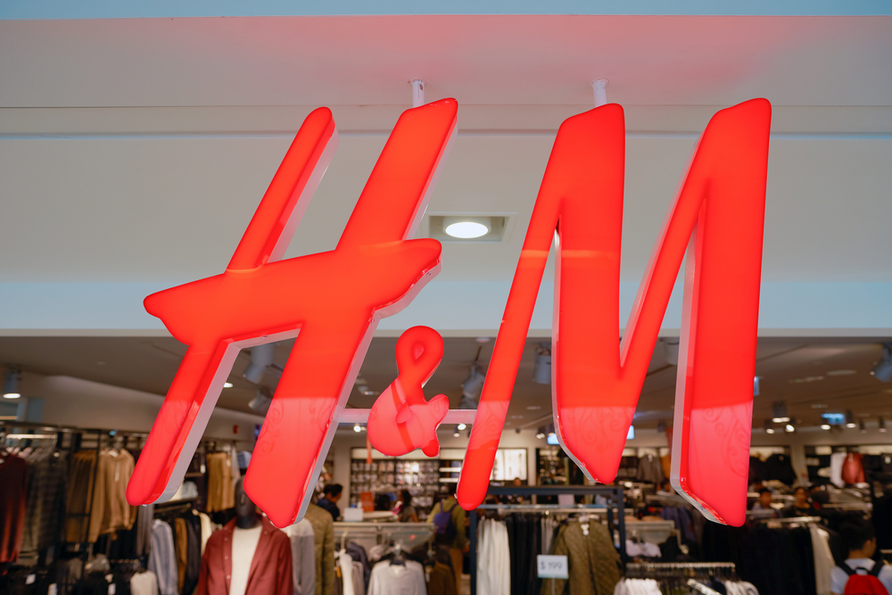 Medarbejder i H&M gik ind i prøverum efter kvindelig kunde: Synet fik hende til at slå alarm