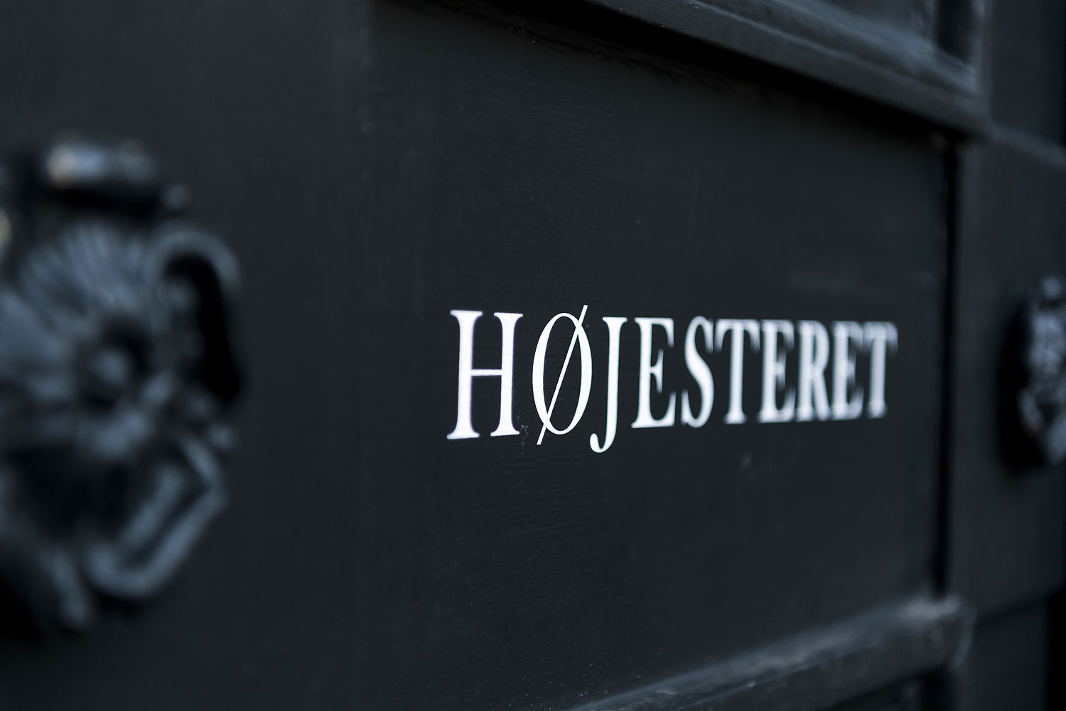 Mor delte billede af blotter på Facebook: Hun slipper for bøde