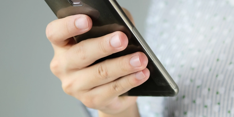 Kvinde advarer folk der holder deres smartphones sådan her