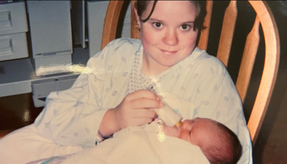 20-årige Benjamin vidste ikke hvem hans biologiske mor var: Da han finder ud af det, får han et chok