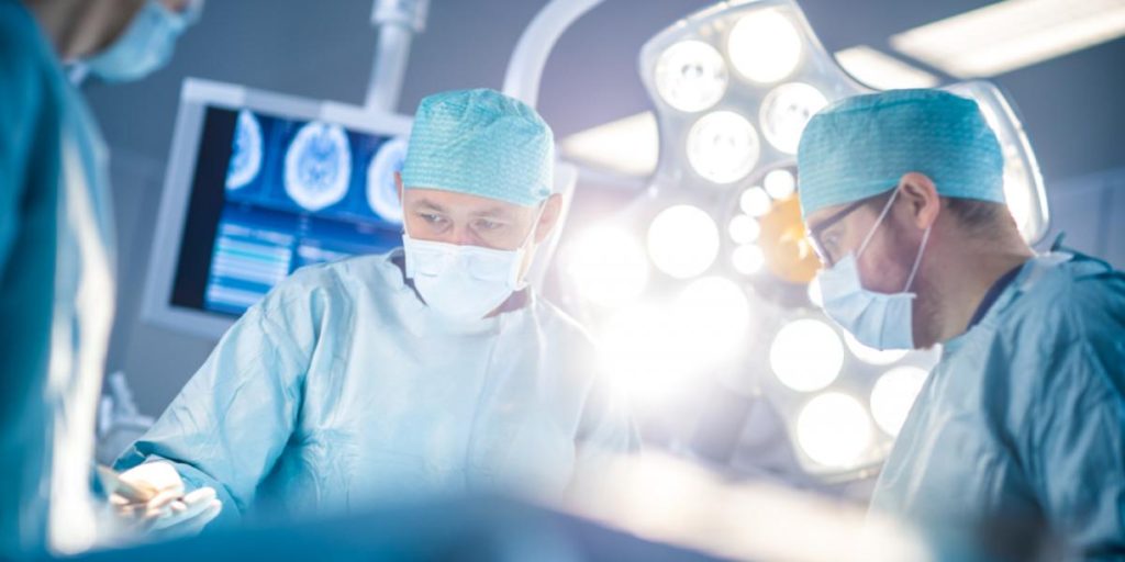 84-årig kvinde hiver hospital i retten: Kirurg gjorde noget fuldkommen vanvittigt under operation