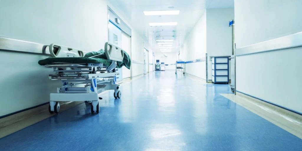 Mor faldt ud af hospitalsvindue: Det er ikke første gang