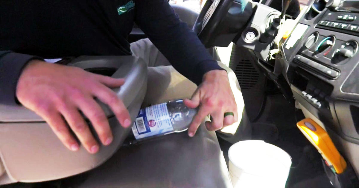 Brandmænd advarer: Derfor må du aldrig efterlade en flaske vand i bilen