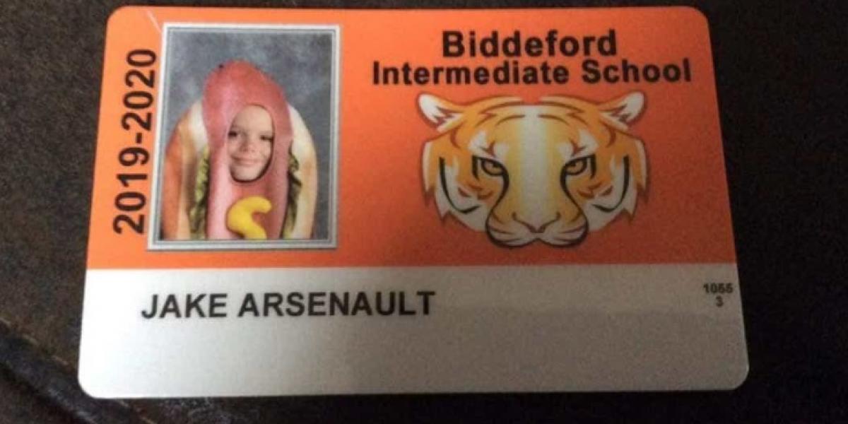Forældre udfordrer 9-årig søn til at klæde sig ud som hotdog på skolefoto