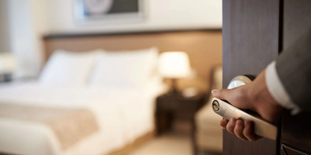 Tidligere hotelchef advarer: Brug aldrig denne ting, der findes på de fleste hotelværelser