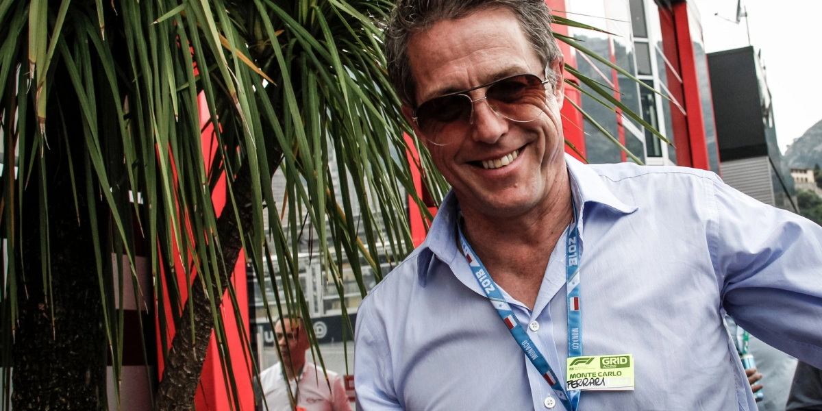 Se det akavede interview, der får sociale medier til at slagte Hugh Grant