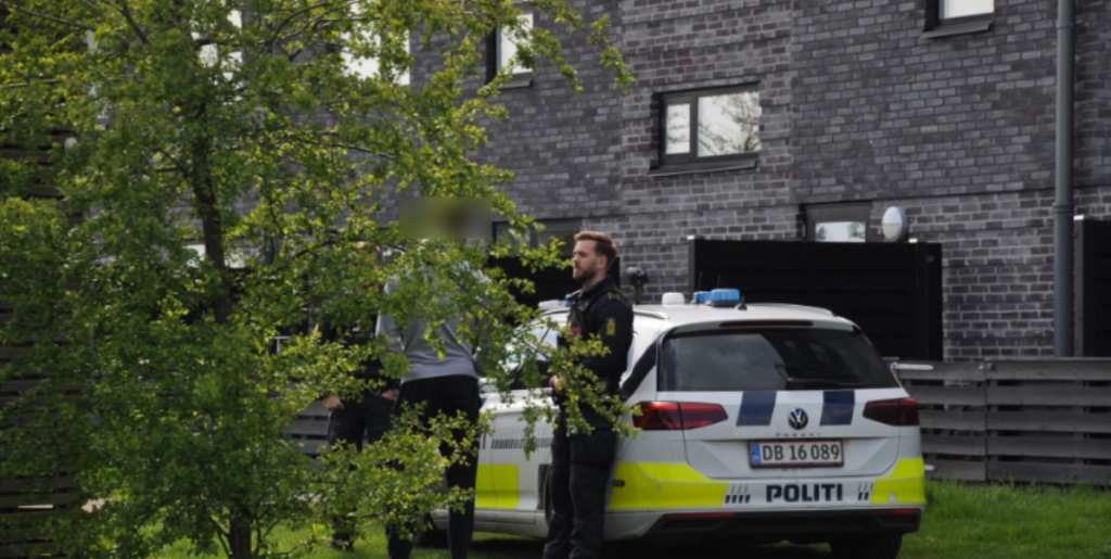 Politiet rykker ud til alarmopkald: Beboer gør rystende fund i parkeret bil